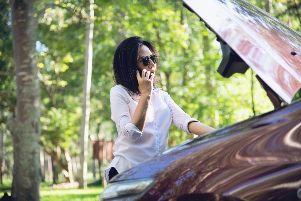 Cận cảnh người lái xe đang xem giấy tờ và chìa khóa ô tô, liên quan đến quy định về giấy phép lái xe và bảo hiểm