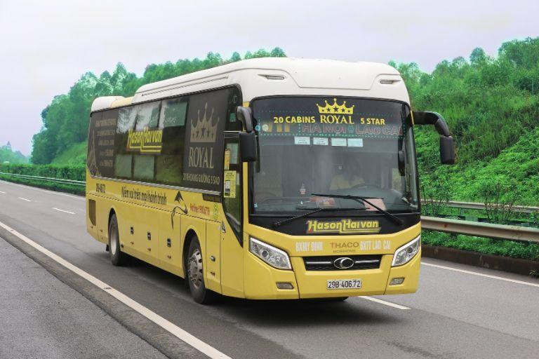 Cận cảnh xe khách đón trả khách tại Bến xe Trung tâm Lào Cai trên tuyến đi Ninh Bình