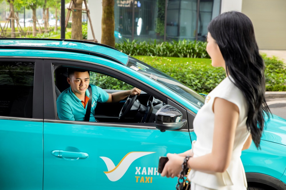 Cân nhắc sự khác biệt giữa xe taxi điện và taxi truyền thống, nhấn mạnh lợi ích dài hạn và xu hướng phát triển bền vững của taxi xanh.