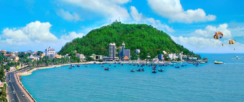 Cảnh biển Vũng Tàu với bầu trời xanh, rất lý tưởng để đi Vũng Tàu bằng xe máy