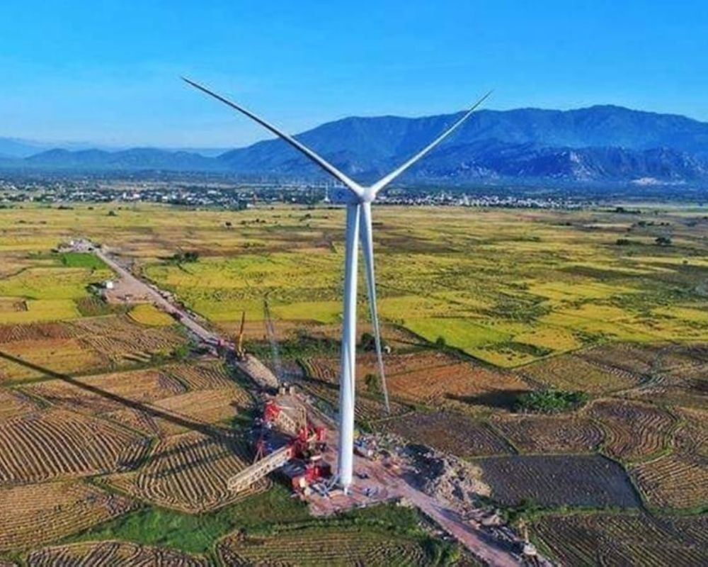 Cánh đồng quạt gió với những tua-bin gió khổng lồ tại Đắk Lắk