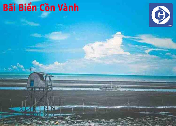Cảnh quan bãi biển Cồn Vành với cát trắng khi du lịch Thái Bình