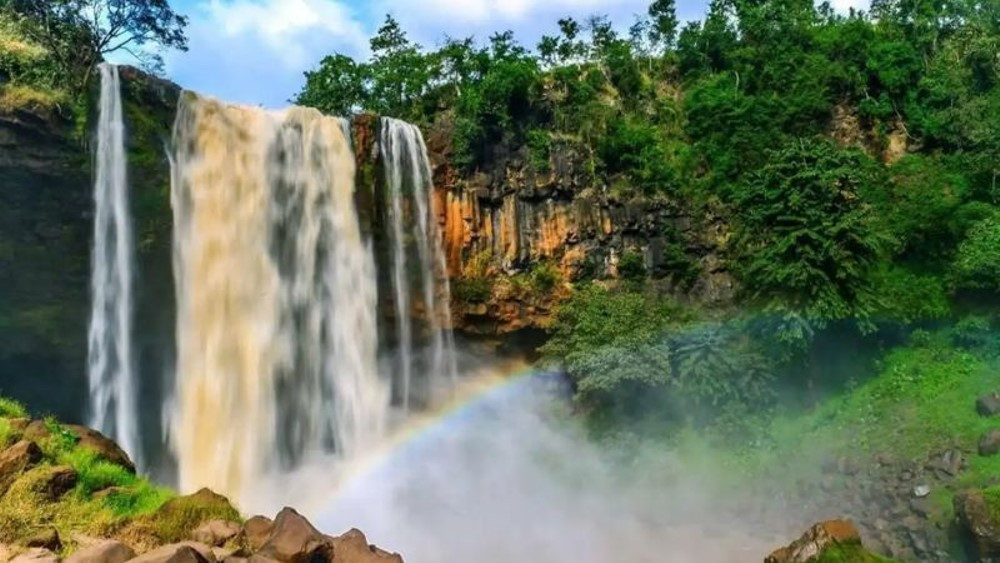 Cảnh quan hùng vĩ của Thác Làng Á vào mùa nước lớn
