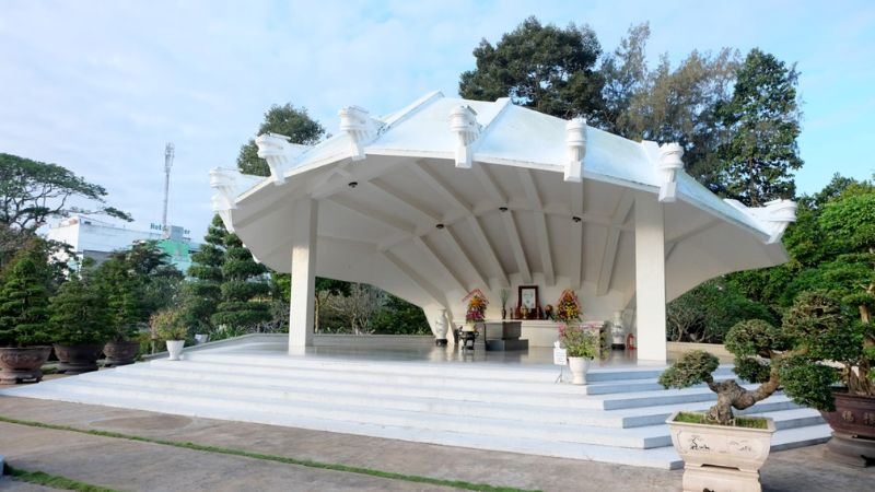 Cảnh quan xanh mát tại công viên khi du lịch Cao Lãnh