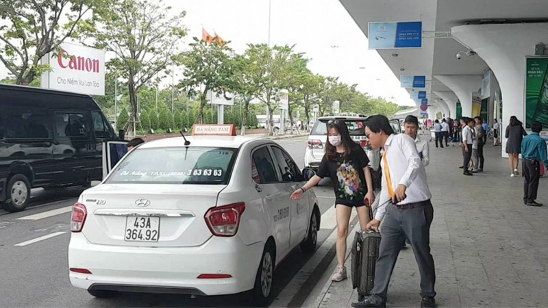 Cảnh sân bay Đà Nẵng với các xe taxi đang chờ đón khách, biểu tượng cho dịch vụ gọi taxi sân bay Đà Nẵng tiện lợi