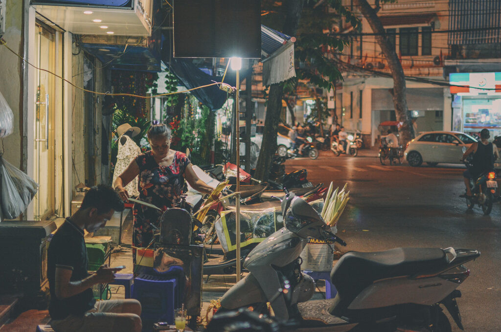 Cảnh sát giao thông kiểm tra giấy tờ và bảo hiểm xe máy