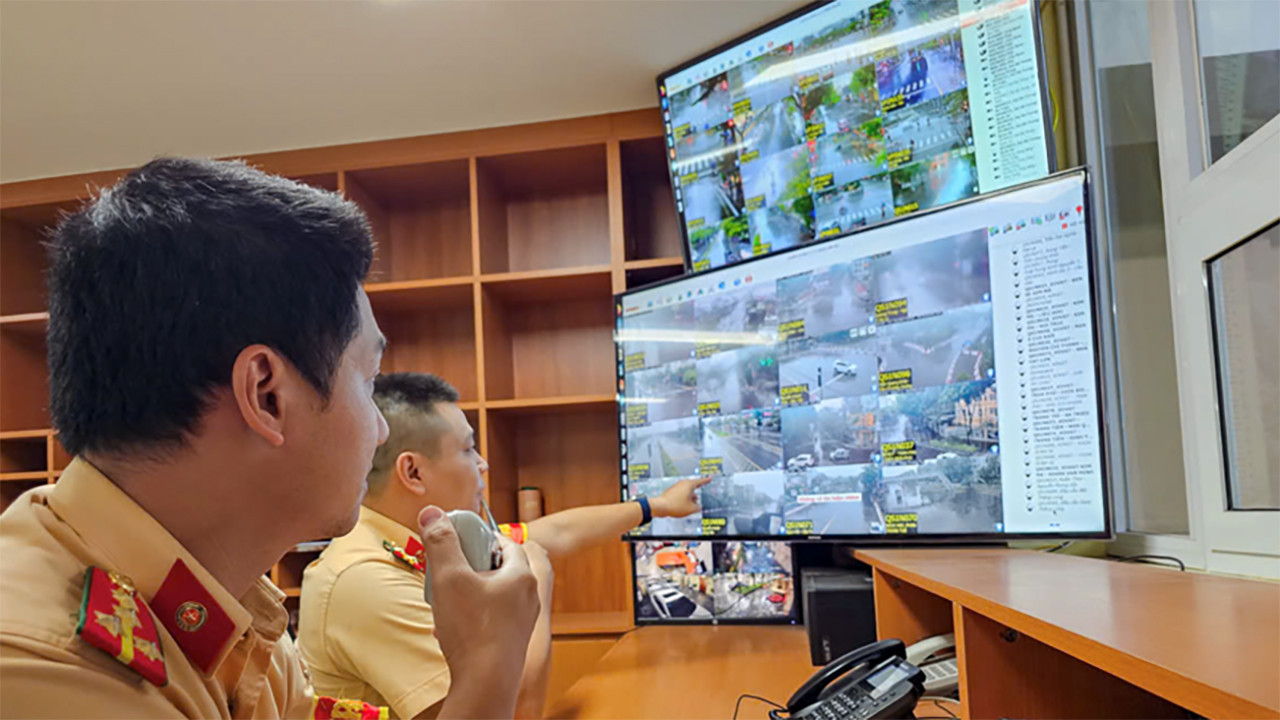 Cảnh sát giao thông và người dân hợp tác để đảm bảo trật tự giao thông
