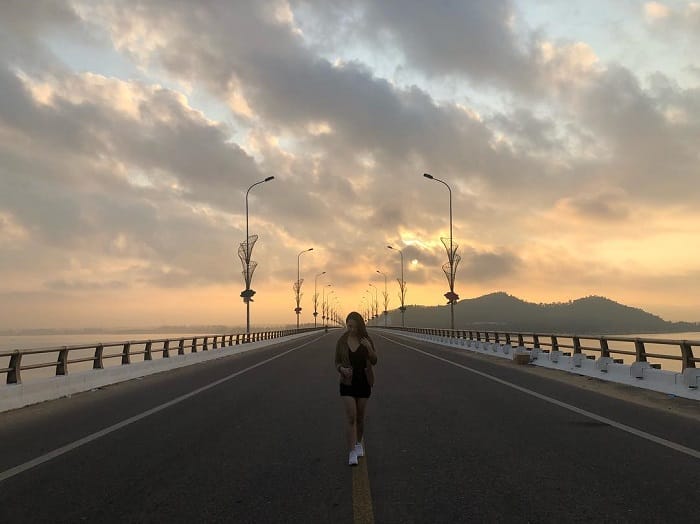 Chụp ảnh tại đầu cầu