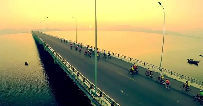Cầu không thu phí tham quan nhưng cần chú ý an toàn