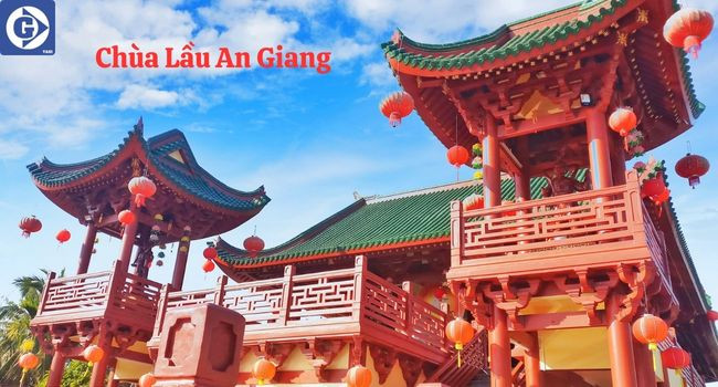 Cầu treo bằng gỗ độc đáo lơ lửng giữa khuôn viên Chùa Lầu An Giang nhìn ra cảnh đồng lúa