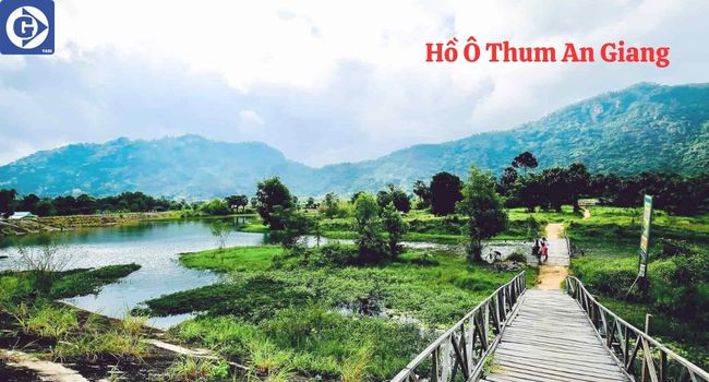 Cây cầu gỗ độc đáo dẫn ra gò đất tại Hồ Ô Thum