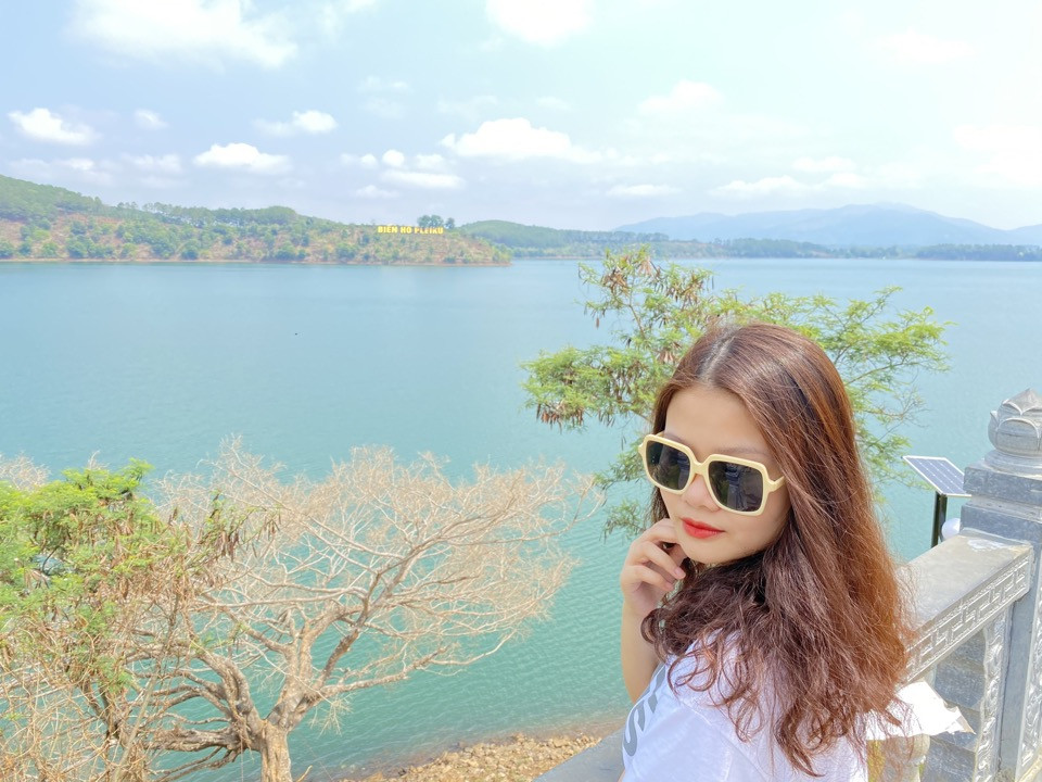 Cây thông cô đơn bên hồ Tơ Nưng xanh biếc, điểm đến nổi bật trong tour du lịch Gia Lai Kon Tum