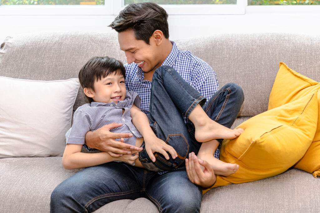 Cha mẹ tìm hiểu bảo hiểm sức khỏe để đảm bảo quyền lợi chăm sóc bé trai bị hẹp bao quy đầu.