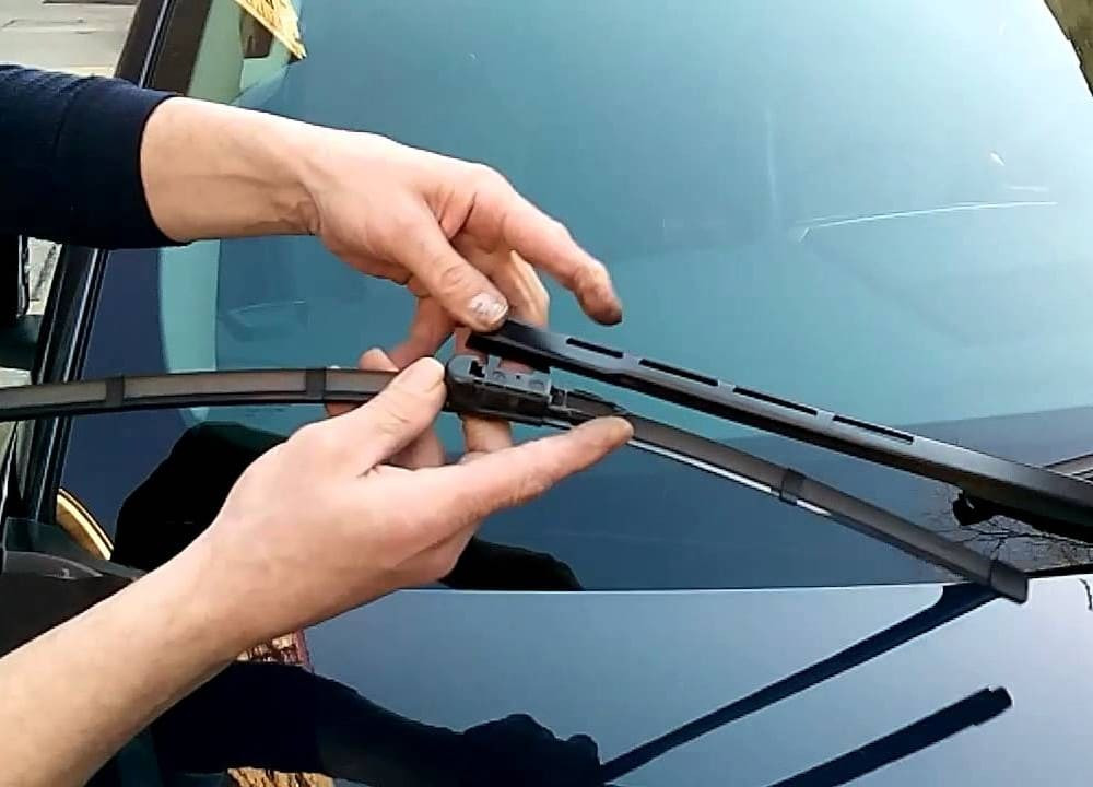 Chăm sóc cần gạt nước và sử dụng dung dịch rửa kính chuyên dụng giúp hạn chế việc thay mới hay sửa kính chắn gió ô tô rạn nứt