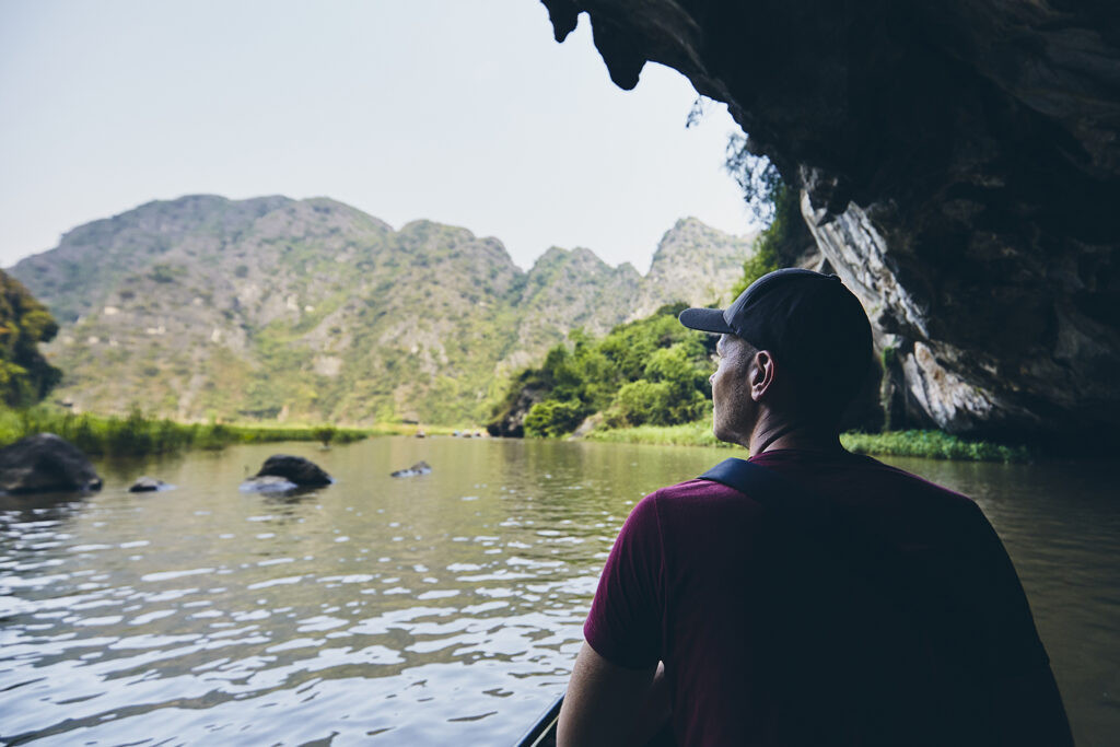 Chèo thuyền khám phá lòng hang động