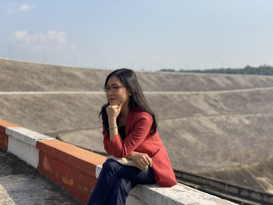 Chị Thủy tham quan Thủy điện Ialy