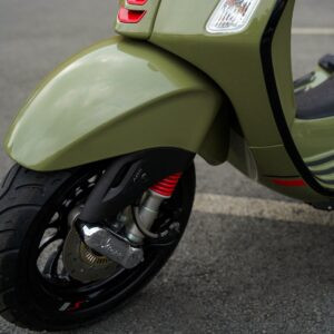 Chi tiết bánh xe và phuộc trước của Vespa Sprint S