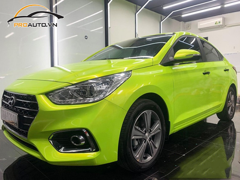 Chi tiết bề mặt wrap đổi màu trên xe Hyundai Accent, nổi bật độ bền và độ bóng.