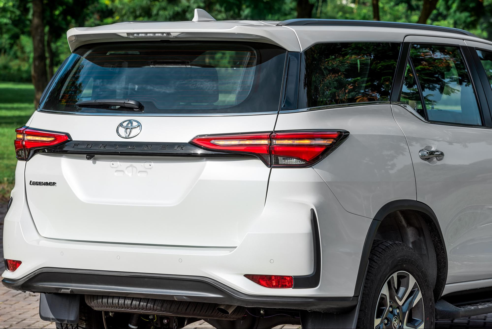 Chi tiết cụm đèn hậu LED sắc sảo trên xe Toyota Fortuner 2024, tăng nhận diện vào ban đêm.