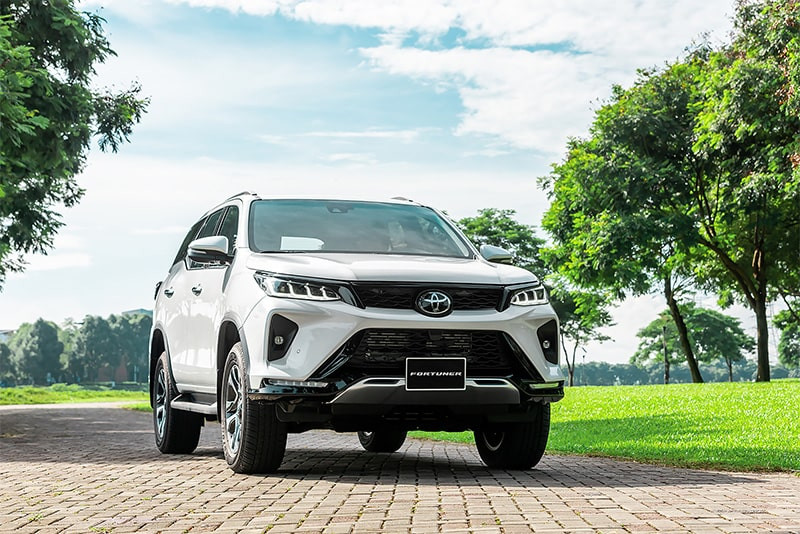 Chi tiết đầu xe Toyota Fortuner 2021 phiên bản Legender với đèn pha LED sắc sảo.