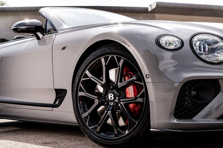 Chi tiết mâm xe 22 inch đa chấu màu đen bóng trên Bentley Continental S