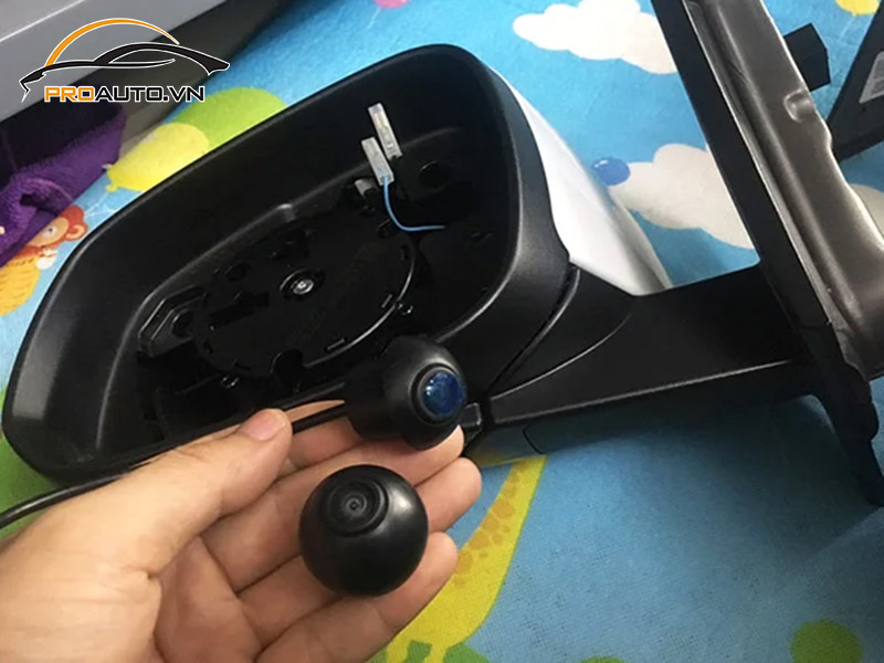 Chi tiết ống kính camera cập lề ô tô
