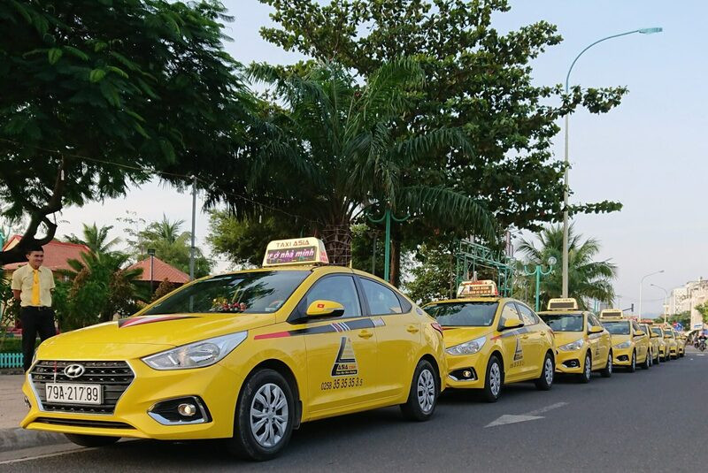 Chiếc taxi Asia màu vàng tươi nổi bật trên đường, hãng taxi được nhiều khách hàng tin dùng tại Ninh Hòa cùng với taxi Mai Linh Ninh Hòa