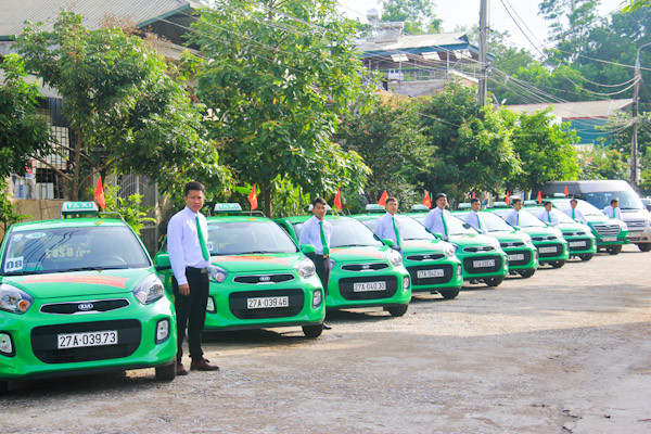 Chiếc taxi Mai Linh màu xanh đặc trưng trên đường phố Thanh Hóa
