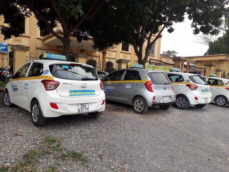 Chiếc taxi Sao Mai màu vàng nổi bật, tượng trưng cho dịch vụ taxi uy tín tại Hà Nam