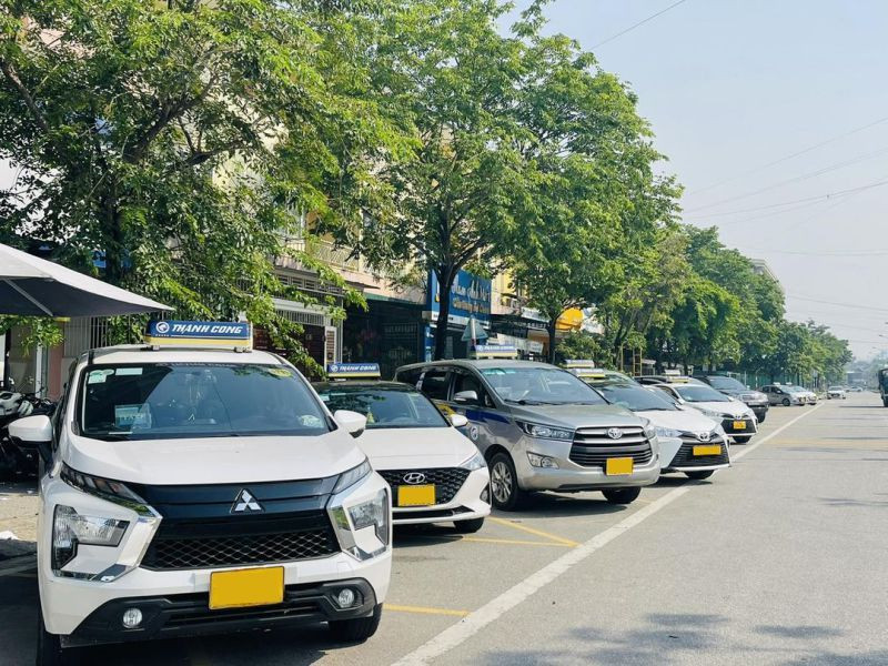 Chiếc taxi Thành Công đang di chuyển trên đường ở Hà Nam, thể hiện dịch vụ taxi thành công Hà Nam