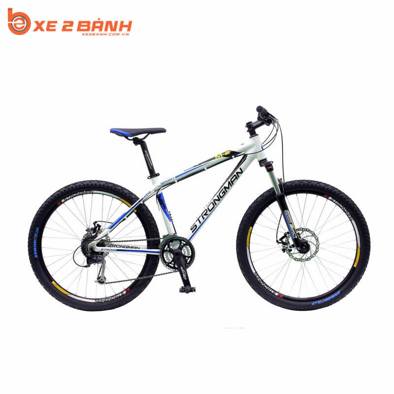 Chiếc xe đạp thể thao STRONGMAN M2 26 inch tông màu trắng xanh hiện đại, thể hiện sự chắc chắn của hãng STRONGMAN