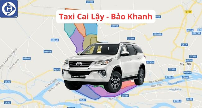 Chiếc xe taxi Bảo Khanh màu trắng đang đỗ trên một con đường có cây xanh rợp bóng