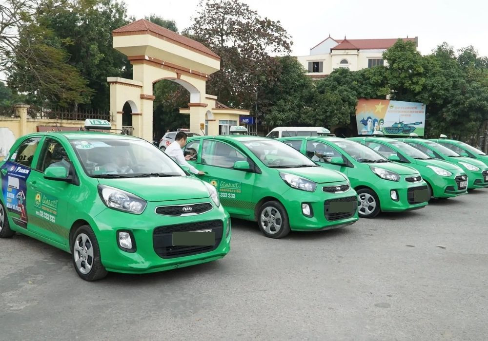 Chiếc xe taxi Mai Linh màu xanh đặc trưng di chuyển trên đường phố Hiệp Hòa, biểu tượng dịch vụ taxi chất lượng