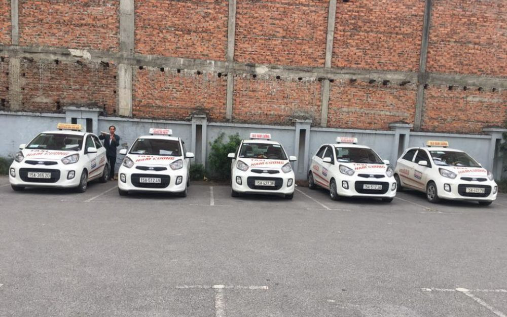 Chiếc xe taxi Nam Cường Vĩnh Bảo đỗ trên đường