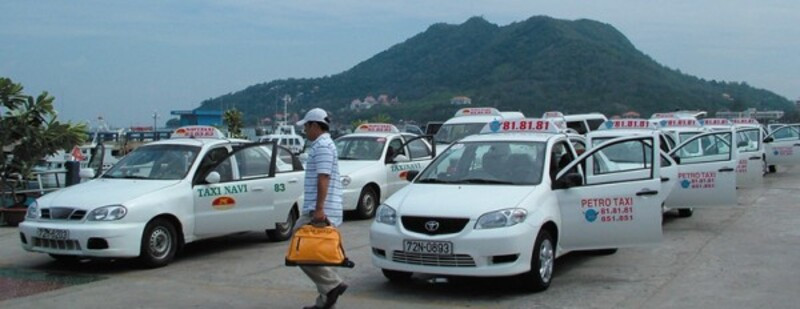Chiếc xe taxi Navi Vũng Tàu màu trắng với biểu tượng hãng, sẵn sàng phục vụ du khách khi gọi số điện thoại taxi Vũng Tàu.