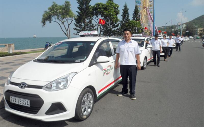 Chiếc xe taxi Petro Vũng Tàu màu trắng nổi bật, thể hiện dịch vụ chuyên nghiệp và số điện thoại taxi Vũng Tàu dễ nhớ.