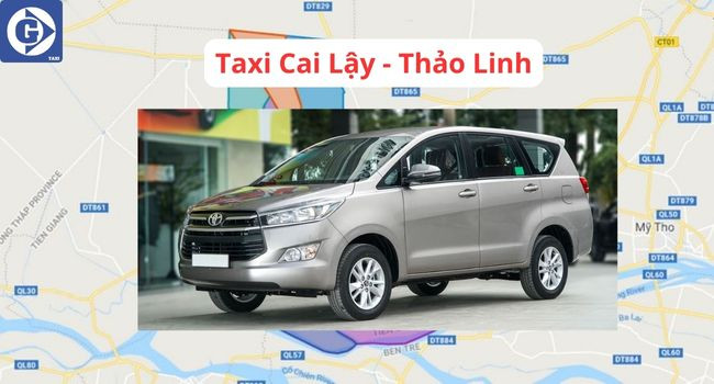 Chiếc xe taxi Thảo Linh màu trắng trên con đường rộng rãi ở Cai Lậy