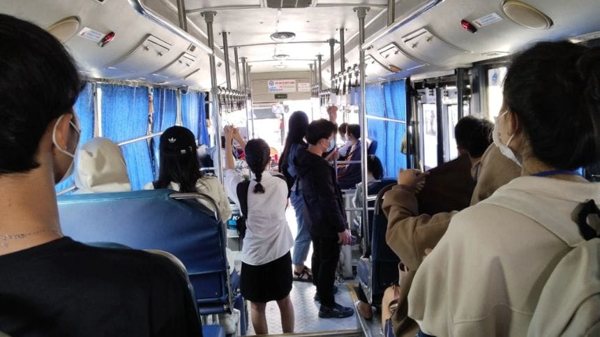 Chiều về của xe buýt Quảng Ngãi Ba Tơ dừng tại trung tâm thành phố