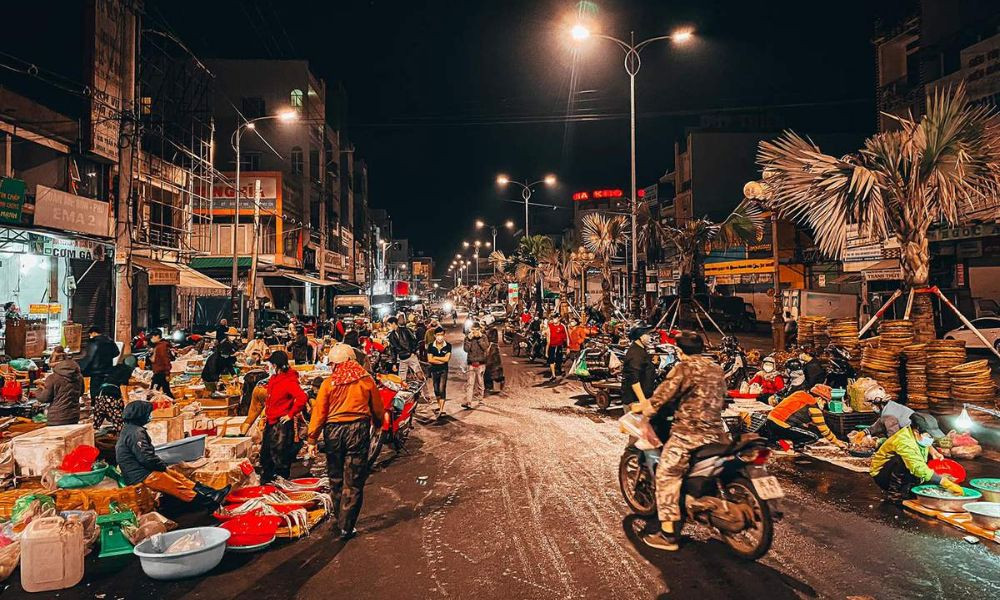 Chợ đêm Pleiku Gia Lai sầm uất với nhiều gian hàng