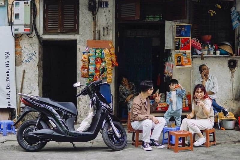 Chọn nơi đỗ xe an toàn, dễ quan sát là cách chống trộm xe máy hiệu quả