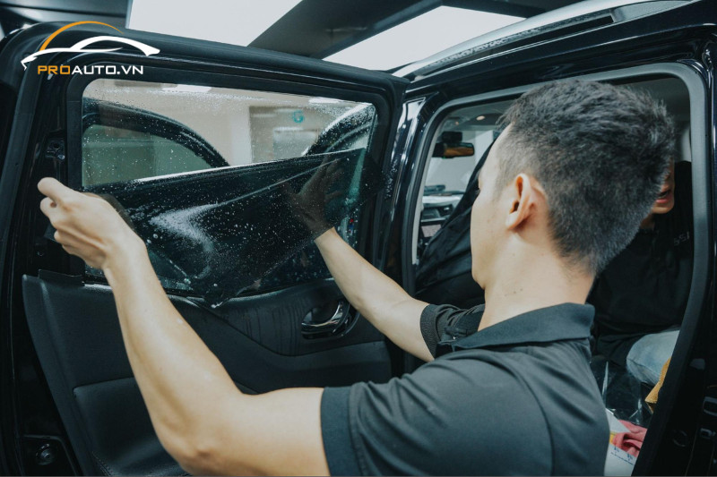 Chọn phim cách nhiệt cho vị trí kính sườn sau và kính khoang của xe Land Cruiser