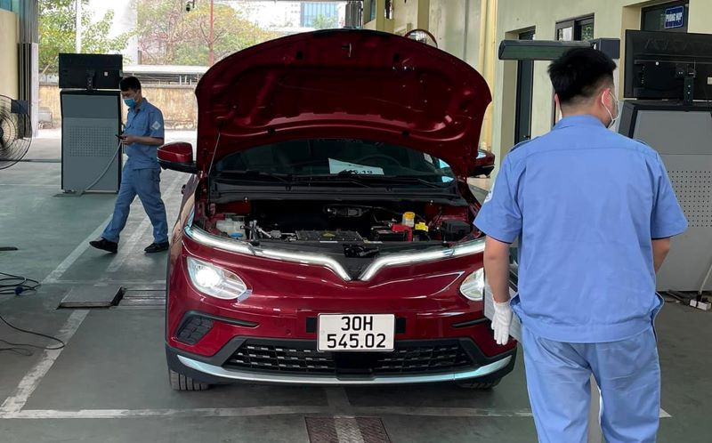 Chủ xe làm thủ tục đăng kiểm xe ô tô tại trung tâm