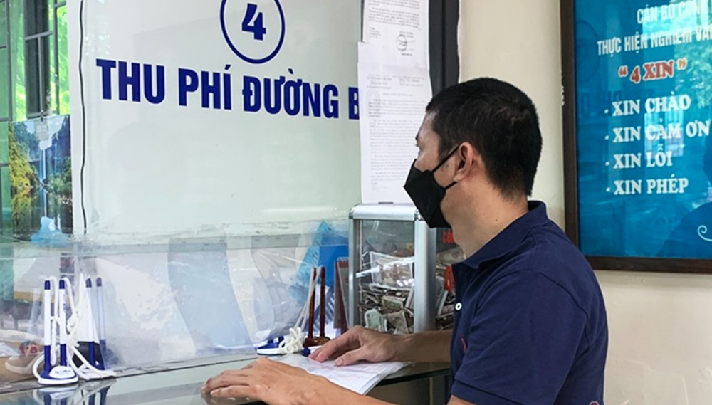 Chủ xe thực hiện nộp phí bảo trì đường bộ tại trạm đăng kiểm