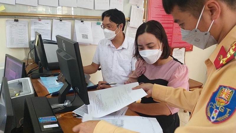 Chủ xe ủy quyền cho người khác thực hiện thủ tục đăng ký xe, làm rõ việc bấm biển số xe không cần chính chủ nếu có đủ giấy tờ.
