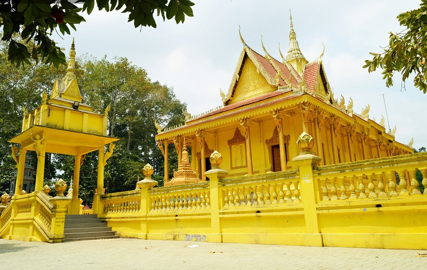 Chùa Bốn Mặt Sóc Trăng với sắc vàng rực rỡ.