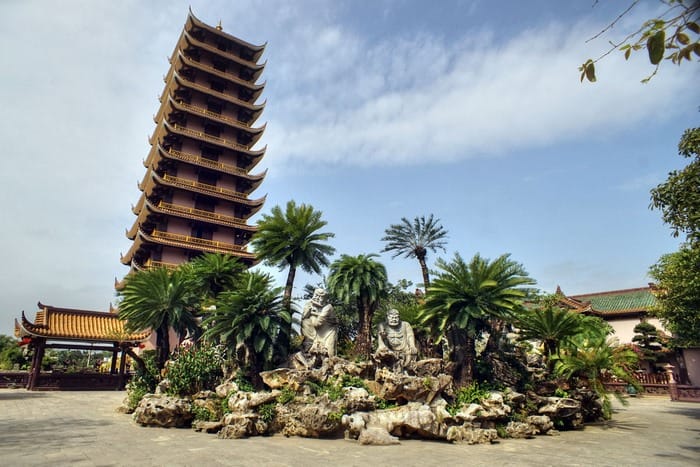 Đại Bảo Tháp Thiên Ứng 12 tầng là điểm nhấn kiến trúc nổi bật nhất tại Chùa Thiên Hưng