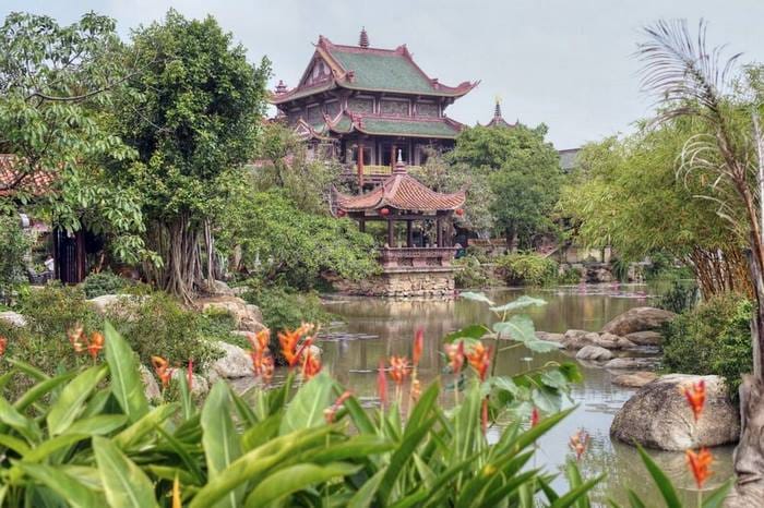Hồ nước tại Chùa Thiên Hưng