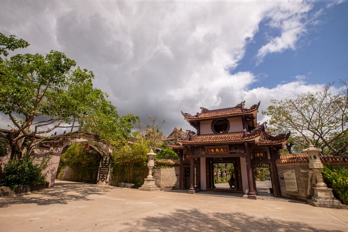 Chùa Thiên Hưng là địa điểm tâm linh, nơi nhiều người đến để tìm về sự bình yên