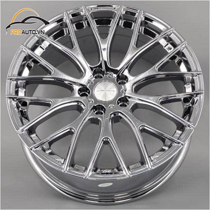 Chuyên gia đang kiểm tra mâm xe Mitsubishi Xpander, minh họa tầm quan trọng của việc độ đúng kỹ thuật.