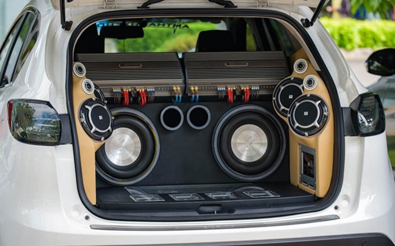 Chuyên gia kiểm tra dàn âm thanh trên ô tô sau khi nâng cấp loa